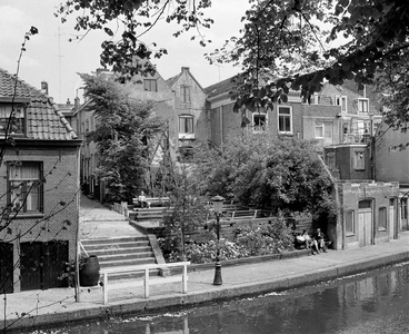857053 Gezicht op de Twijnstraat aan de Werf te Utrecht, met links de trap naar de Wijde Watersteeg.